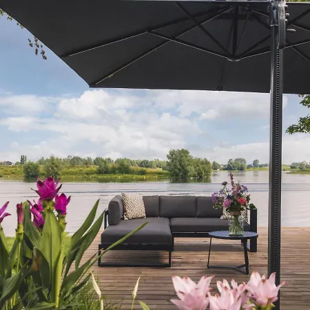 Дом отдыха Luxurious Holiday On The Water In The Betuwe