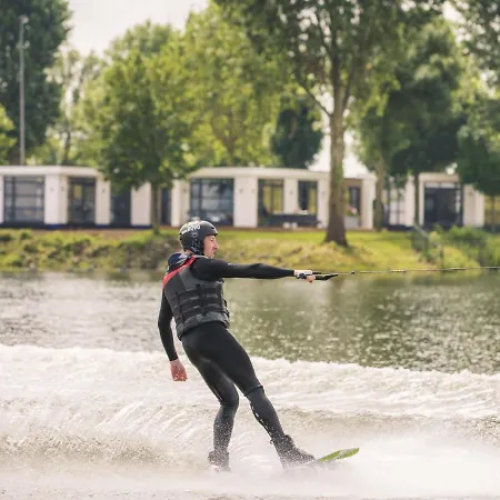 Дом отдыха Luxurious Holiday On The Water In The Betuwe *