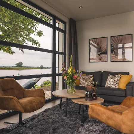 Дом отдыха Luxurious Holiday On The Water In The Betuwe Maurik